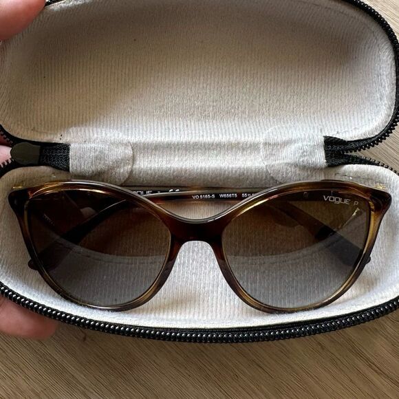 Vogue Sunglasses With Zip Around Sport Case main image 11